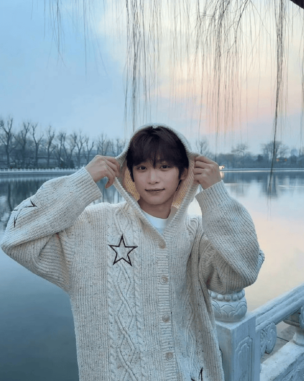 亚洲大奖：从“塌房”到“破防”这届网友太难带了！九游会j9入口登录新版00后梓渝凭《泥潭》杀入(图1)